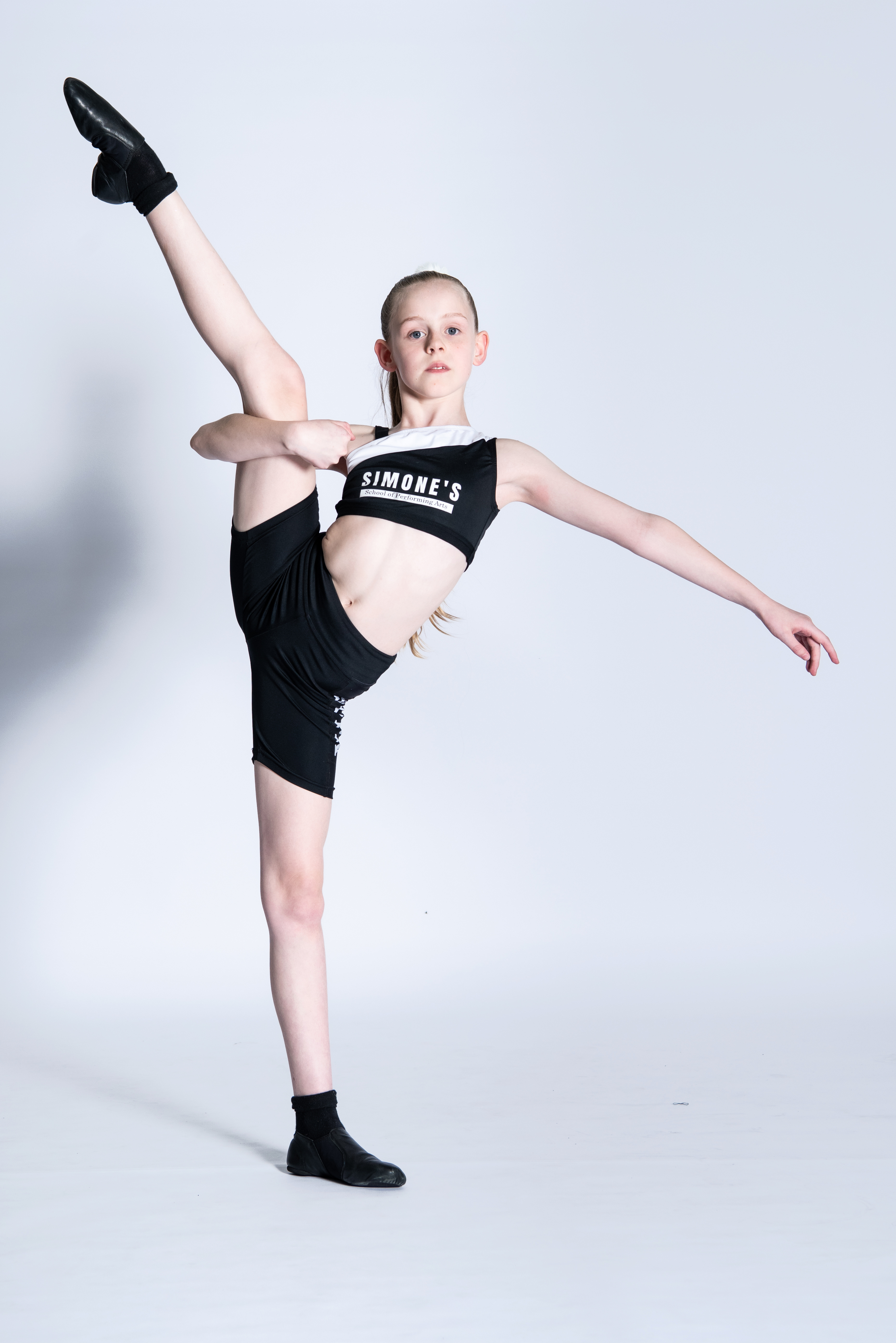 A student in a lyrical dance class at Simone's School of Performing Arts, showcasing beautiful ballet, jazz, and contemporary movements. "What on Earth is Lyrical Dance? Exploring This Beautiful Style with Simone’s School of Performing Arts